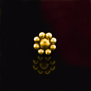beaded flower nose stud in gold surgical steel