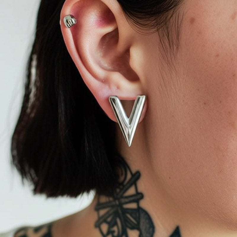 v shape half tunnel for stretched ears